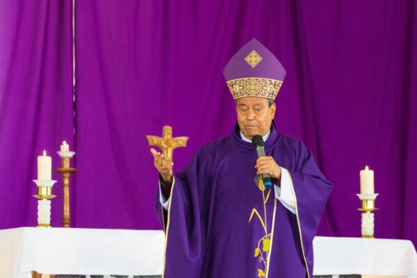 Oren para no caer en tentación: arzobispo emérito