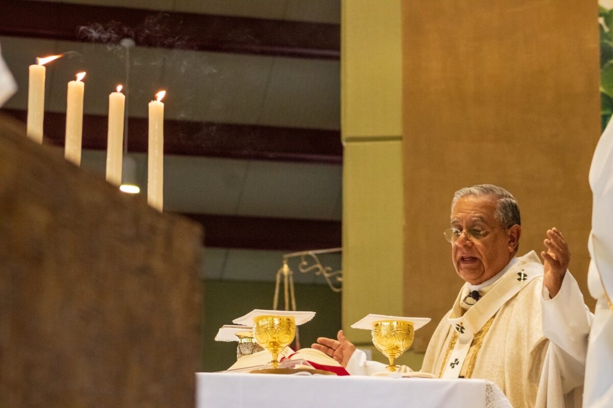 Sacerdotes, fortalezcan sus corazones: monseñor Oscar Roberto