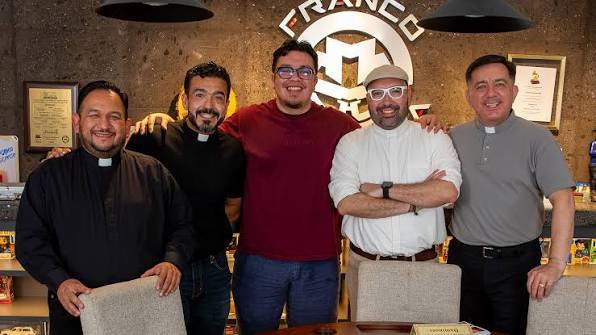 Una plática de compas